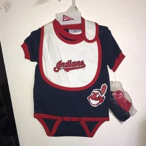 NEW Cleveland Indians Baby infant one-piece shirt set Bib Mittens MLB baseball